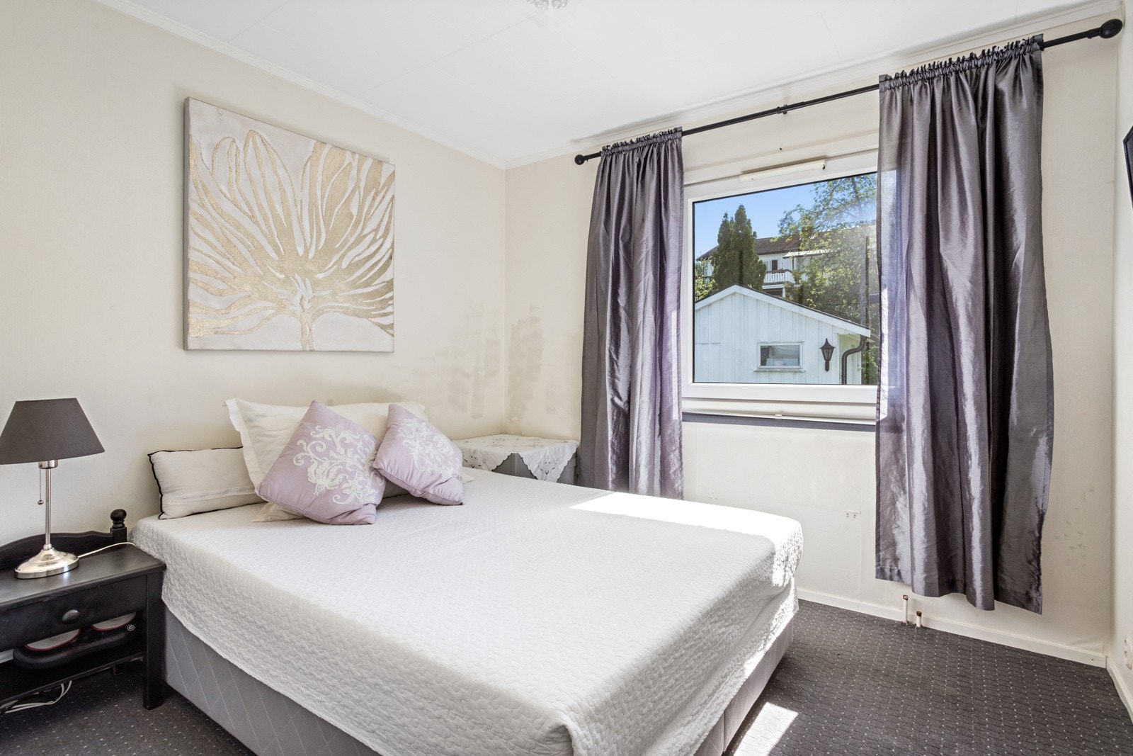 Soverom 2 med utsyn mot hage. Galleribilde