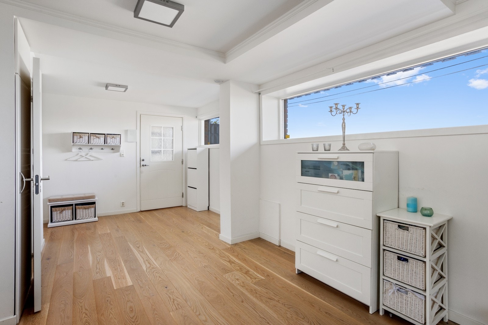 Utleiedelen ble pusset opp i 2016. Deler av stuen, kjøkken og 2 soverom er ikke godkjent for varig opphold. Galleribilde