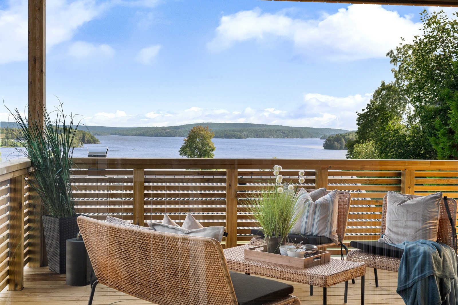 Boligen ligger med fantastisk utsikt mot femsjøen - Flott utsikt fra romslig overbygget veranda Galleribilde