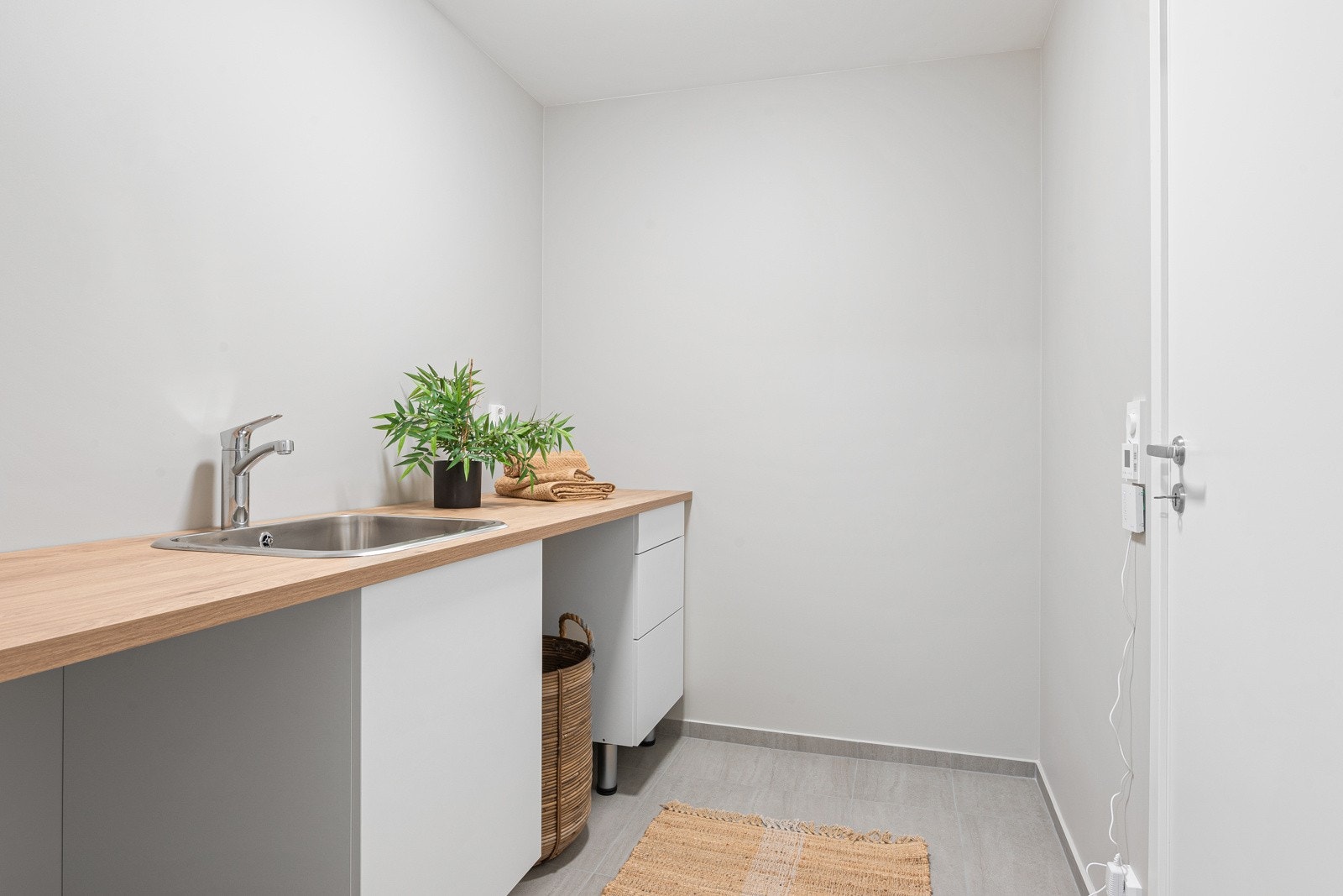 Eget praktisk vaskerom med innredning og servant Galleribilde