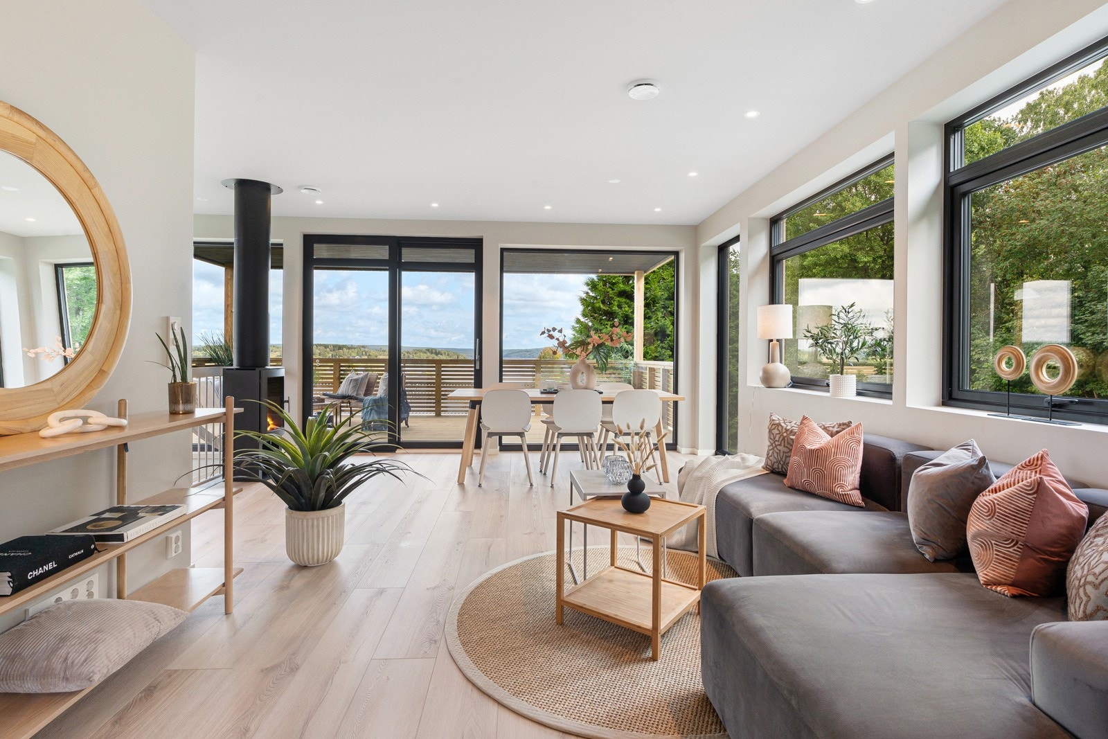 Nyoppført enebolig med god standard og flott utsikt. Garasje integrert i underetasje. Galleribilde