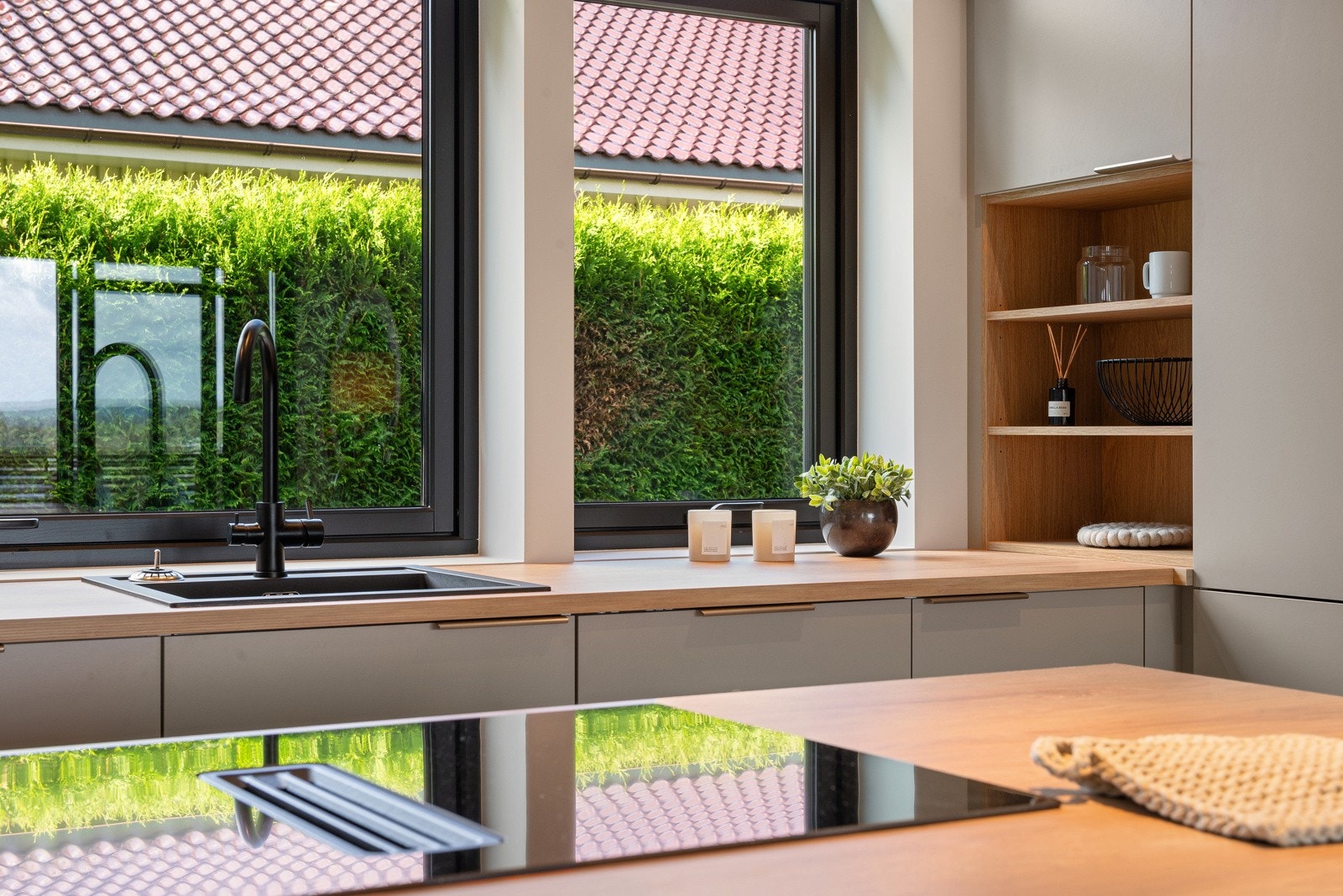 Induksjon platetopp med integrert ventilator i kjøkkenøy Galleribilde