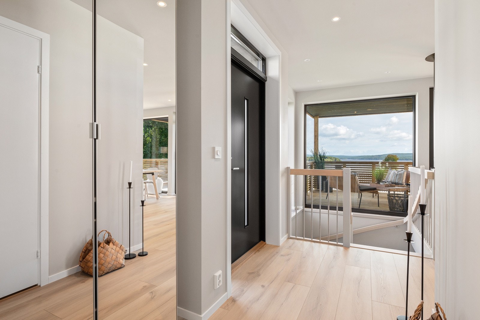 Gang med garderobeskap hovedetasje Galleribilde