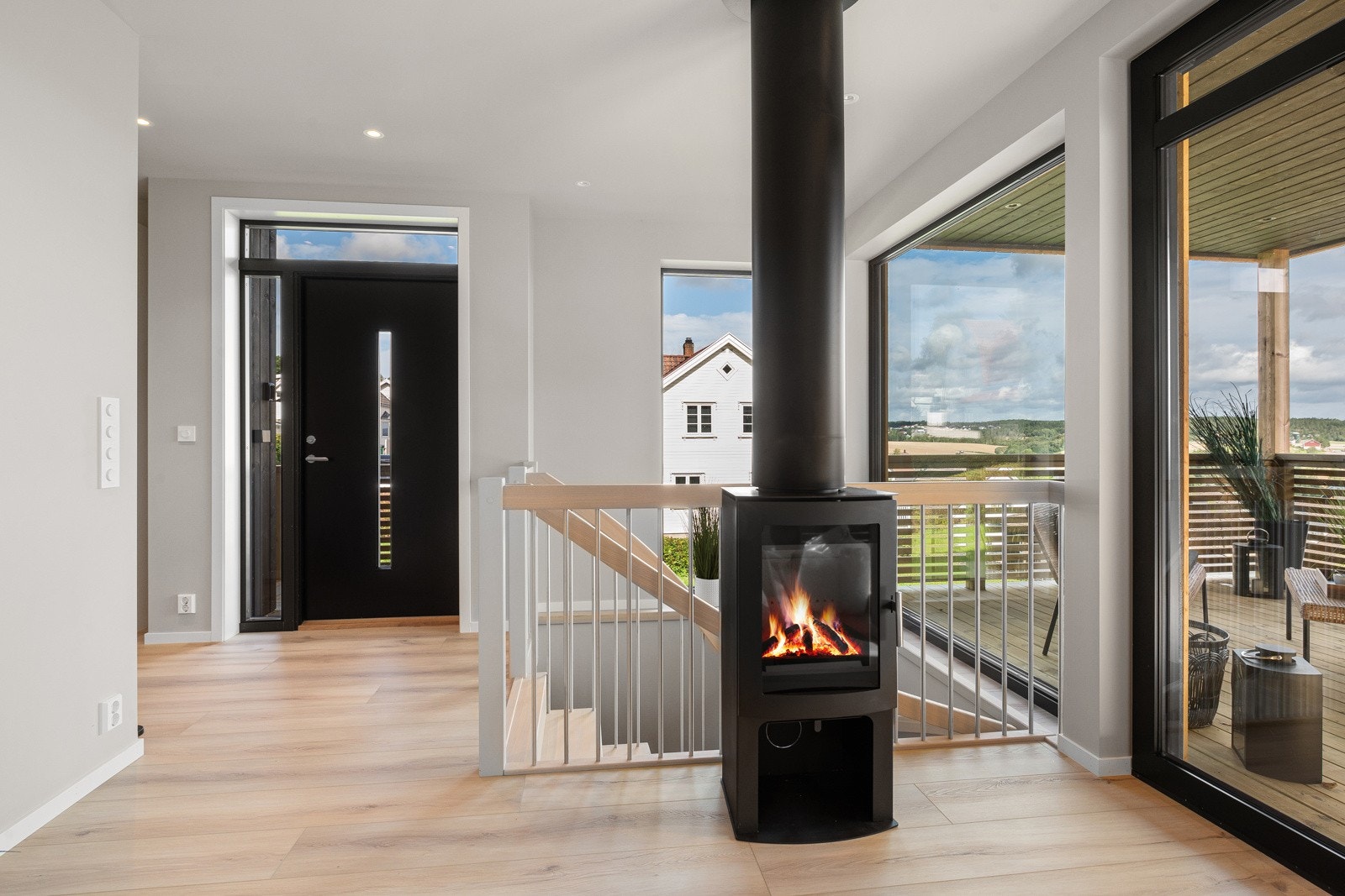 Adkomst til underetasjen fra gang hovedetasje Galleribilde