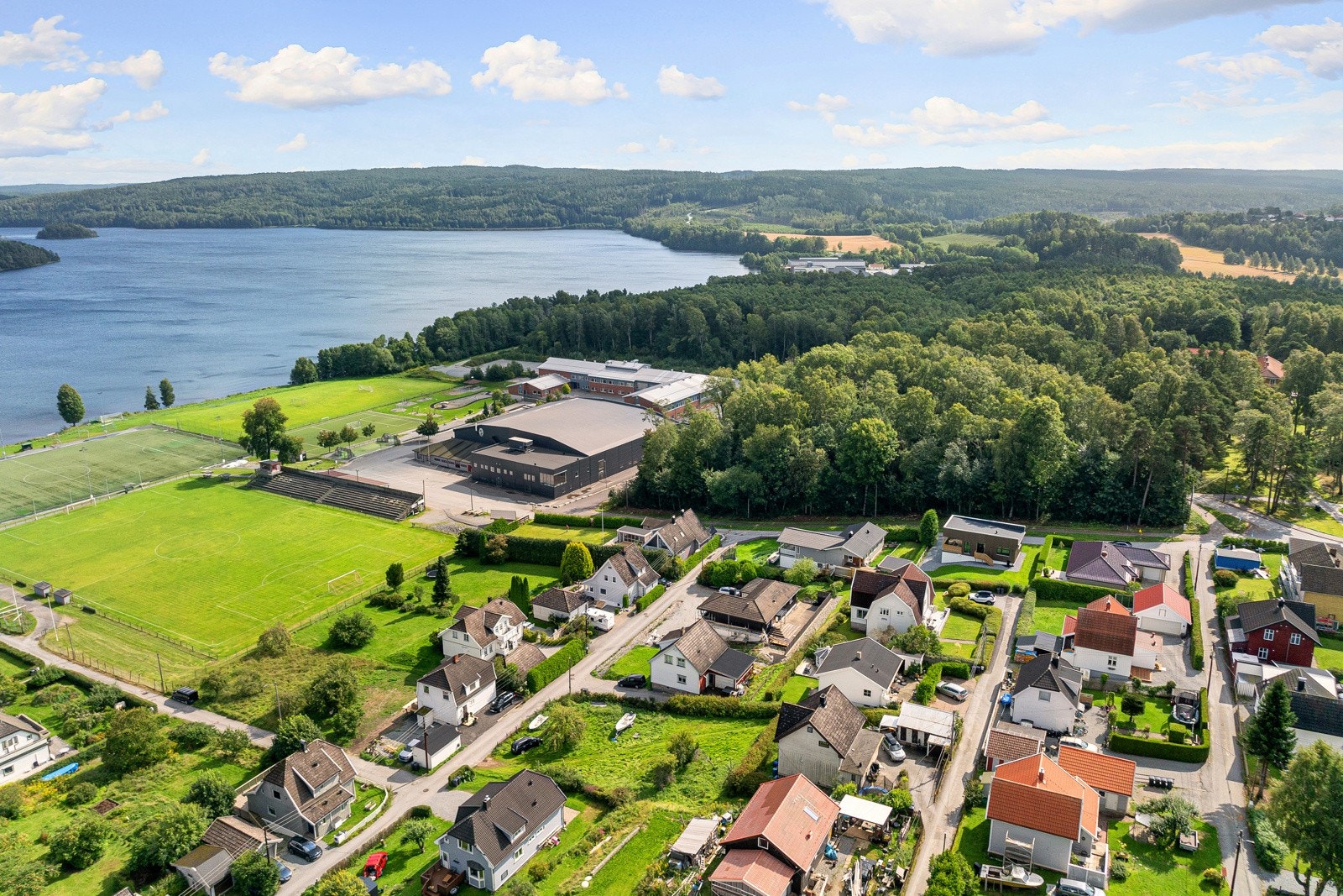 I nærheten har man flotte turområder i Vadet med turstier og få minutters gange til badestrand ved Femsjøen. Galleribilde