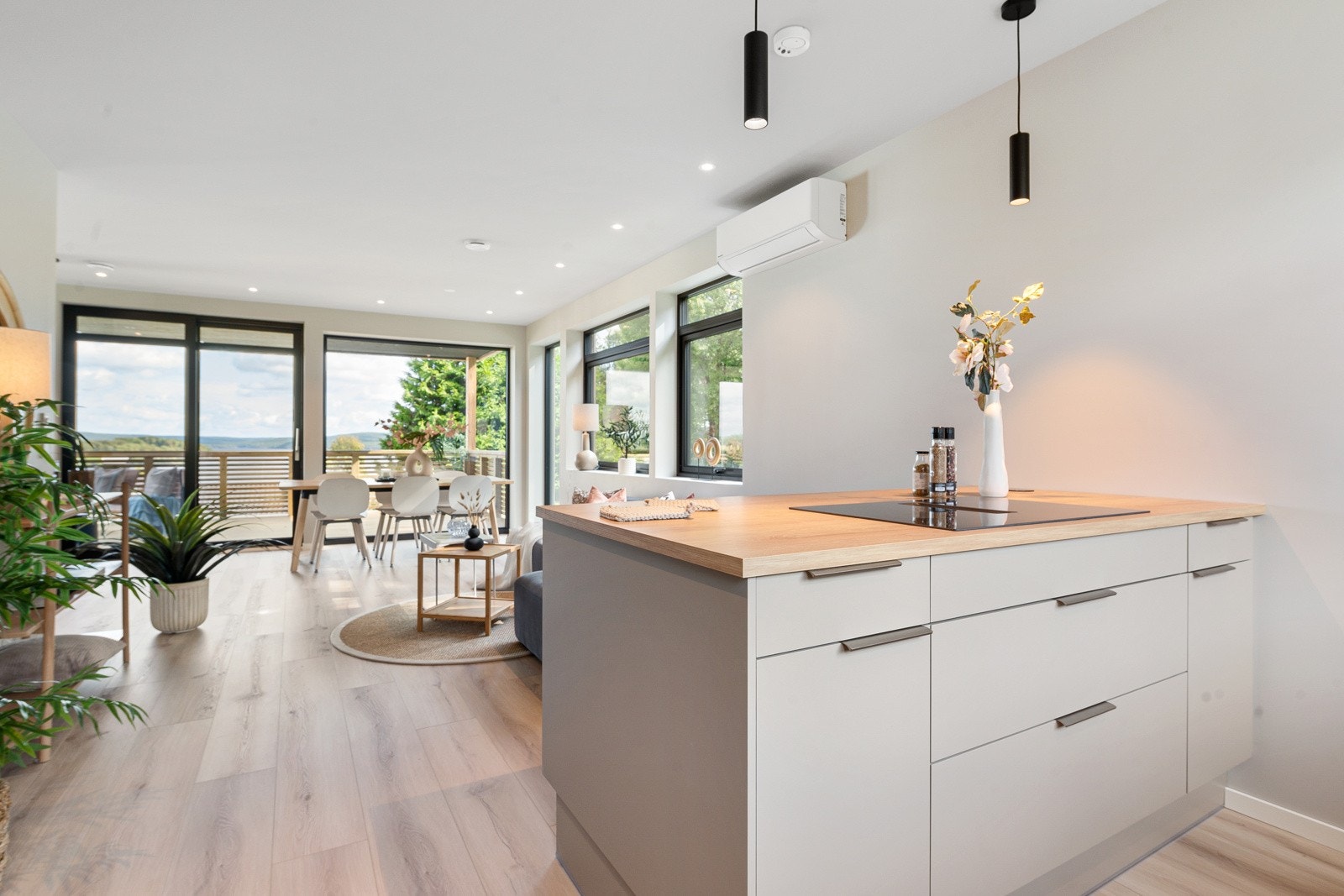 Kjøkken har åpen løsning til stuen Galleribilde