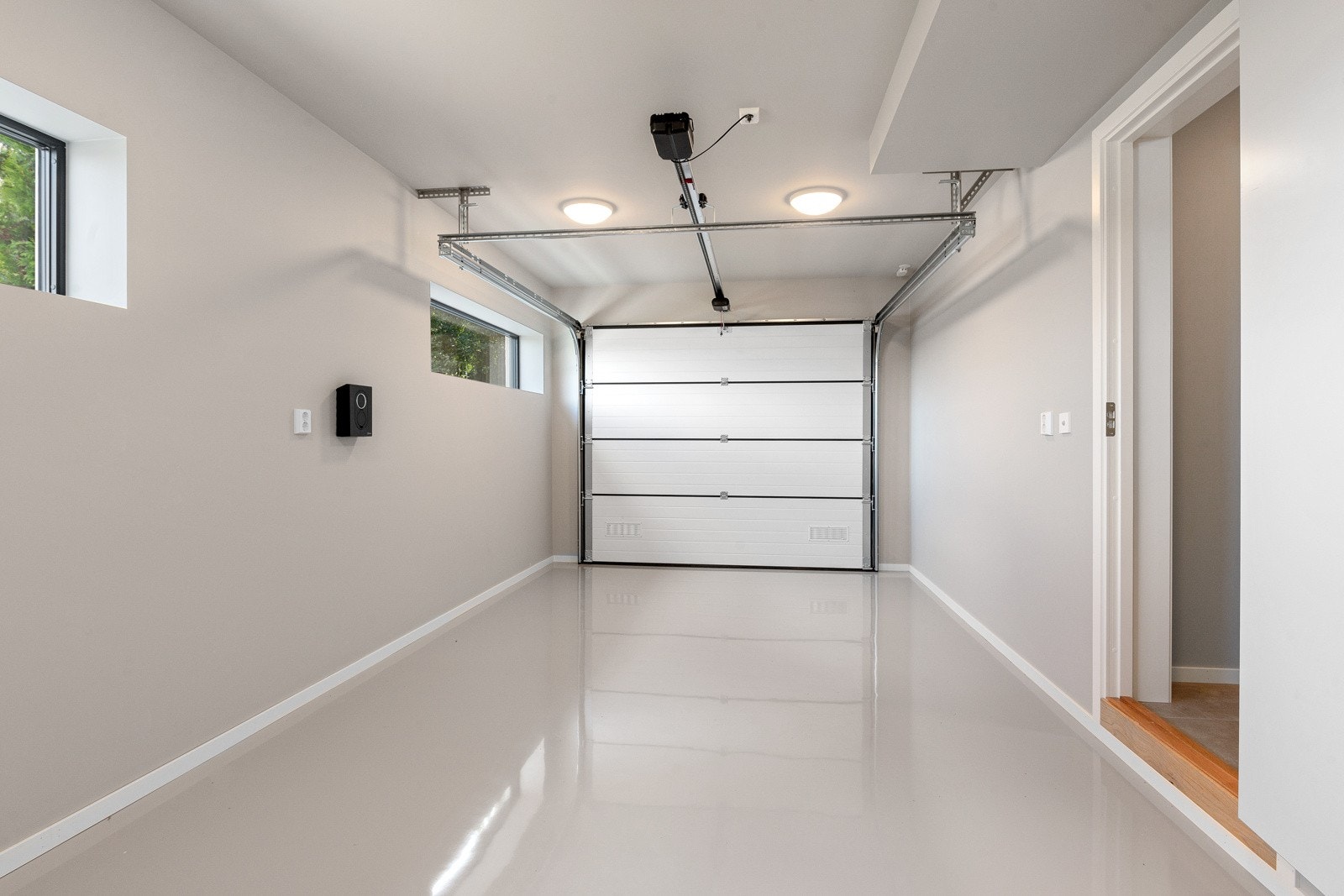 Garasje in underetasjen med inngang direkte til boligen. Elbillader, elektrisk port. (Epoxy på gulv). Galleribilde