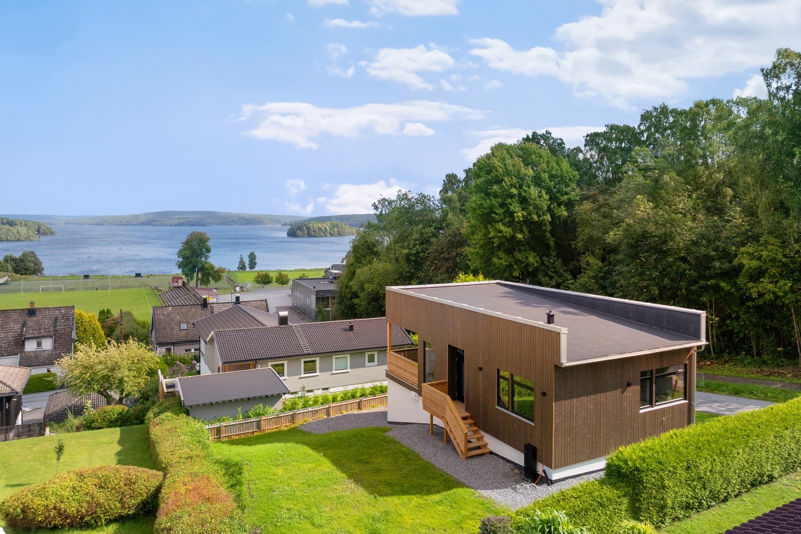 Nyoppført enebolig med god standard. Hagen er opparbeidet med gressplen med flotte muligheter for både store og små Galleribilde