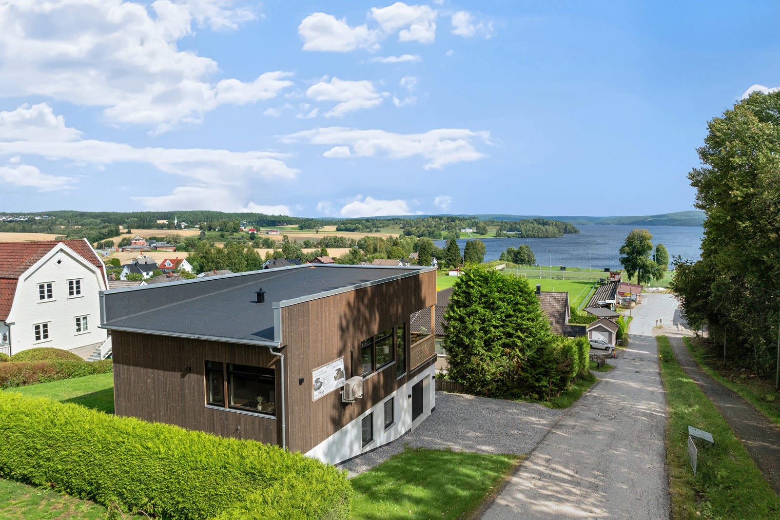 Kort avstand ned til barneskole og idrettsanlegg/idrettshall. Parkering i garasje samt på gårdsplass Galleribilde