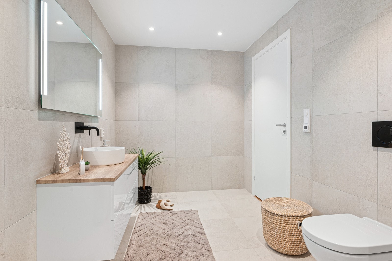 Badet er romslig med lyse delikate fliser og detaljer Galleribilde