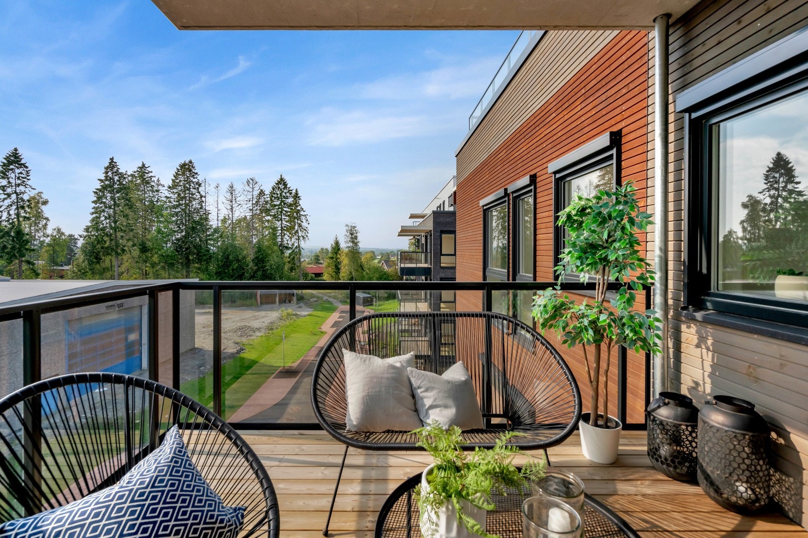 Balkongen er på ca.9 kvm og det er montert utelampe og stikkontakt Galleribilde