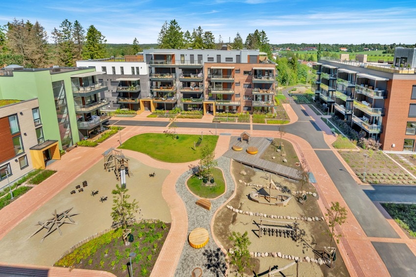 Gårdsrommet ligger skjermet av bebyggelsen mot Brekkeveien og danner en privat og stille affære Galleribilde