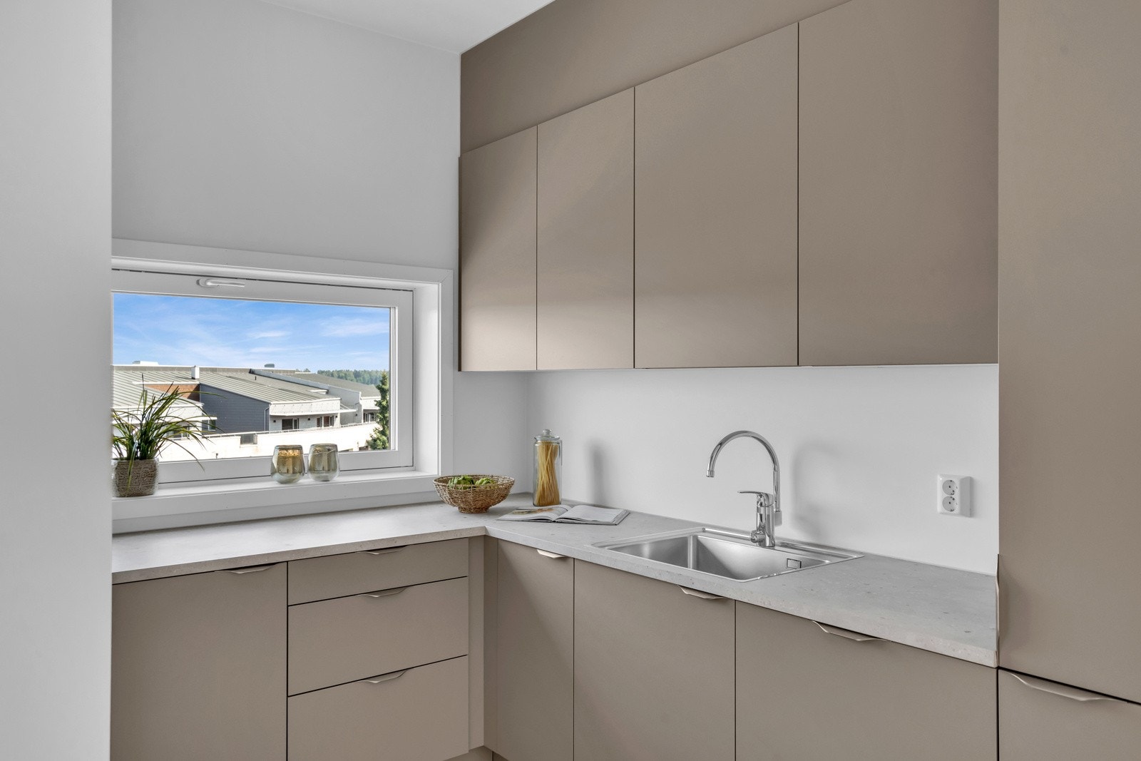 Det er ventilator over kokesonen, og komfyrvakt er montert Galleribilde