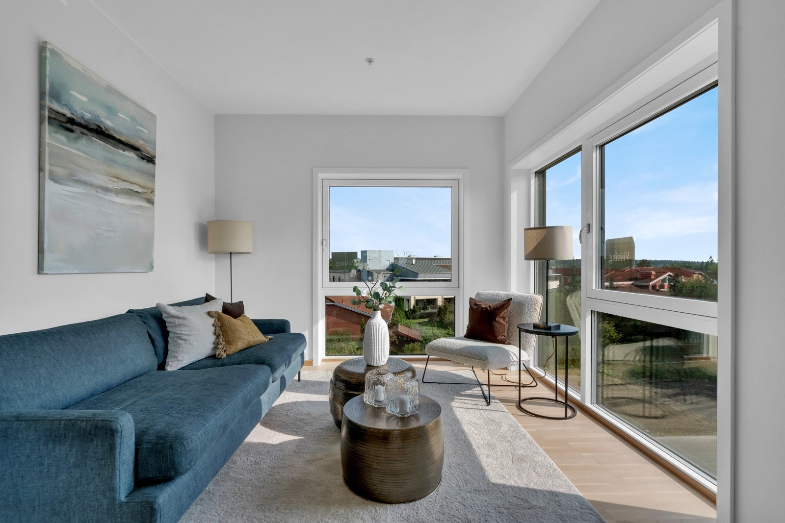 Her er det store vindusflater som gir rikelig med naturlig lysinnslipp Galleribilde