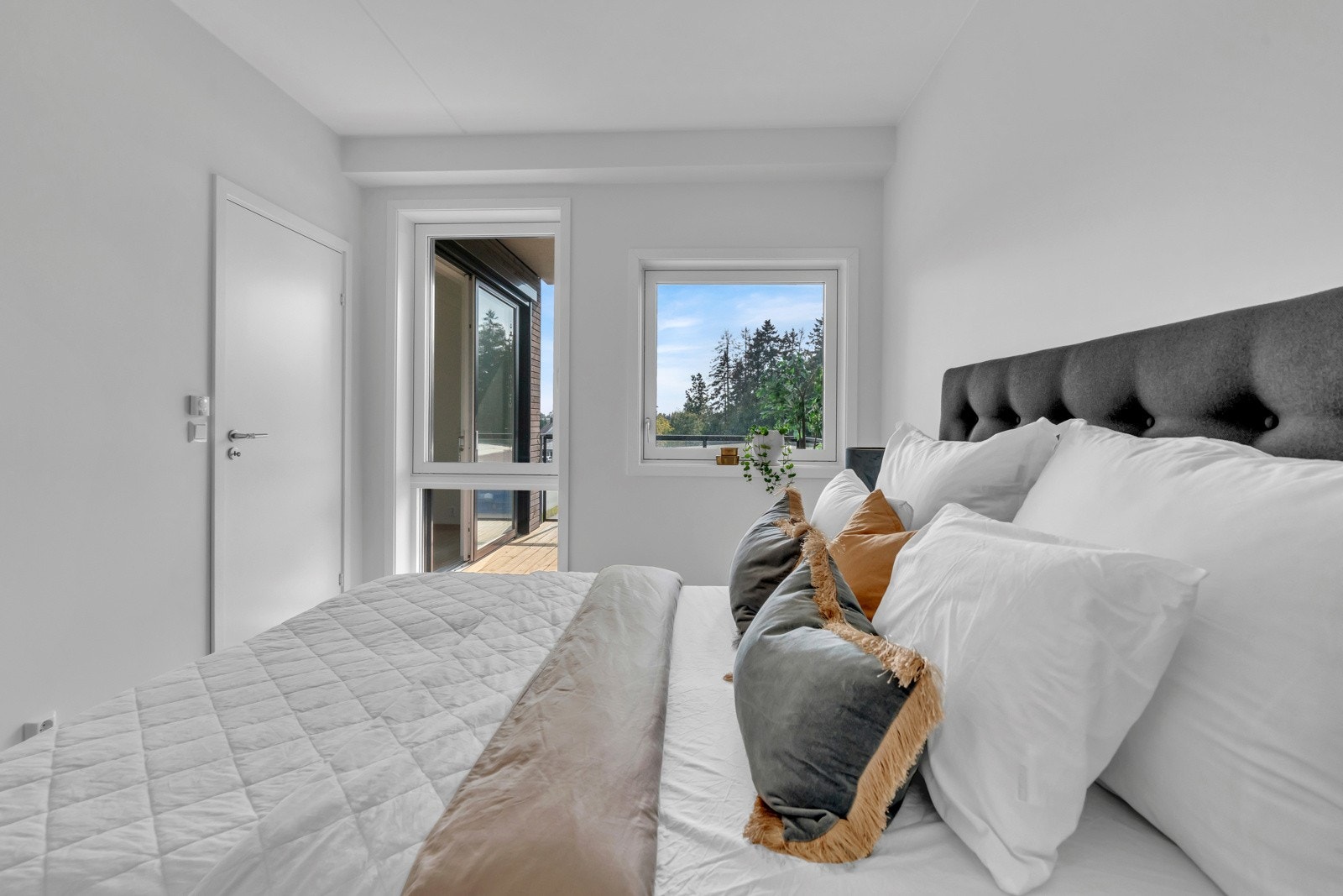 Hovedsoverommet har god plass til dobbeltseng og nattbord Galleribilde