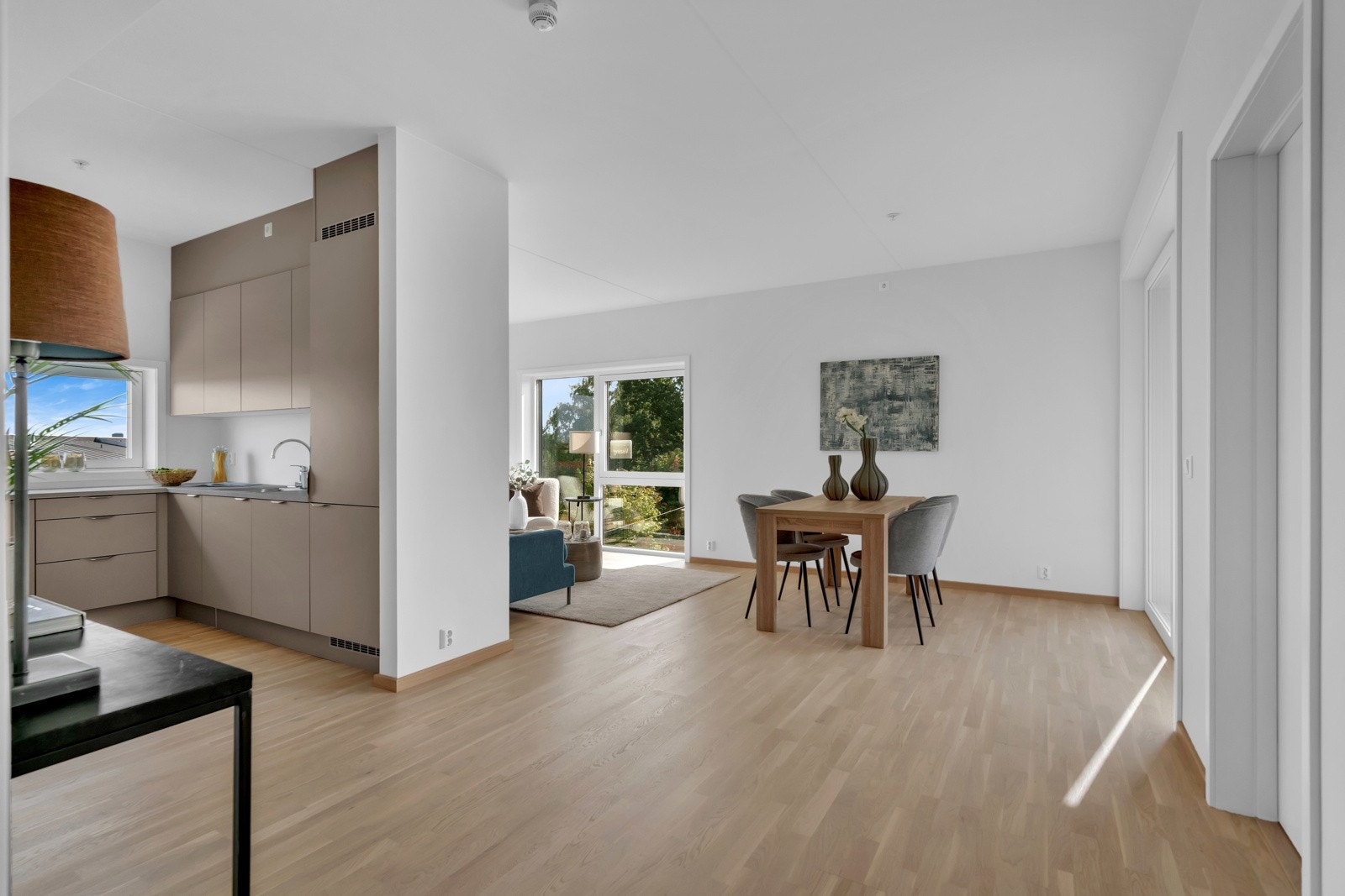 Stuen ligger i delvis åpen løsning til kjøkkenet Galleribilde