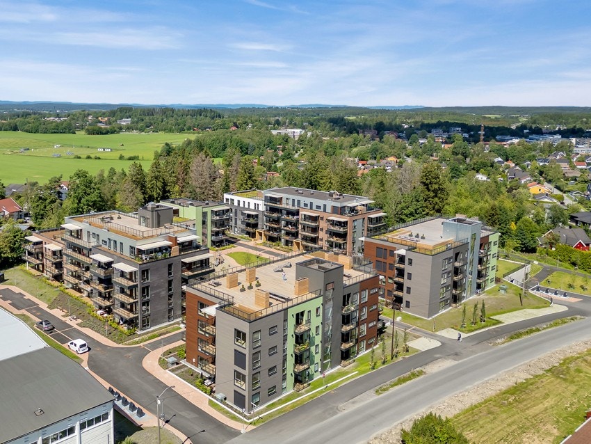 Tunet har et godt og frodig uteareal og er omkranset av små skogholt med velvoksne trær og et etablert og rolig nabolag Galleribilde