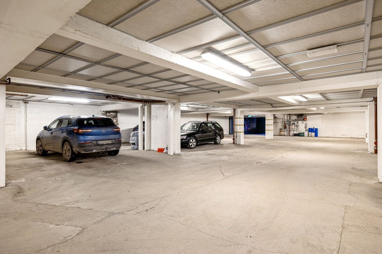 Leiligheten disponerer to parkeringsplasser - én plass er tilleggsareal i flg. seksjoneringsbegjæringen og medfølger leiligheten Galleribilde