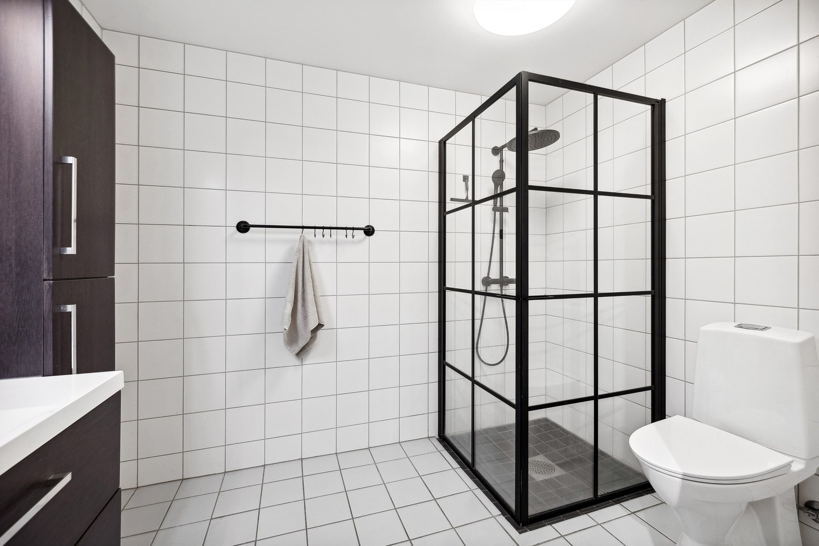 Dusjsone med nye glassdører fra 2022 - Noe nedsenket gulv med sluk Galleribilde