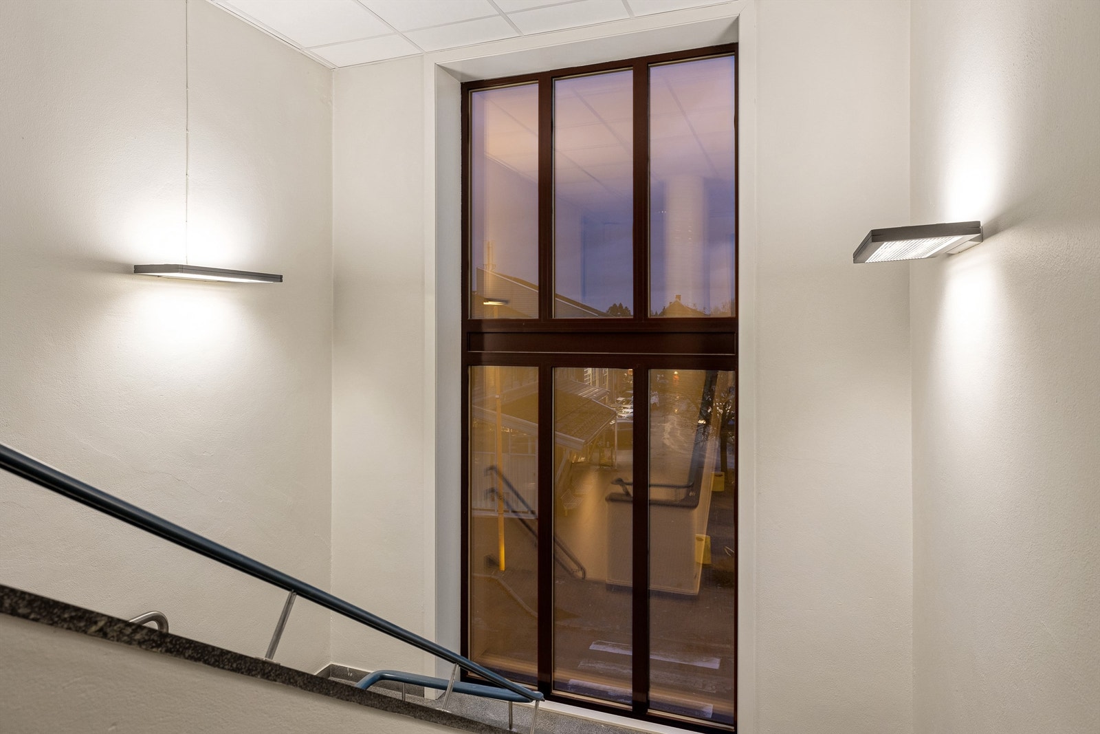 Fellesareal med en romslig trappeoppgang og heis i bygget Galleribilde