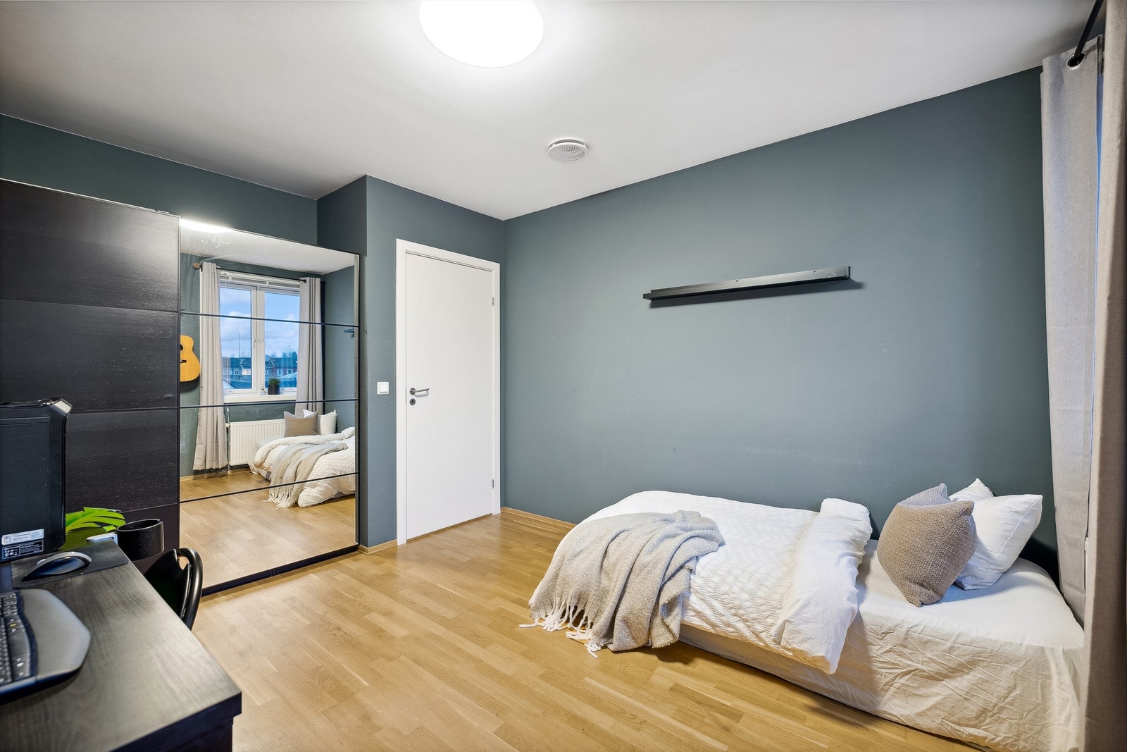 Hovedsoverommet har en romslig skyvedørsgarderobe. Galleribilde