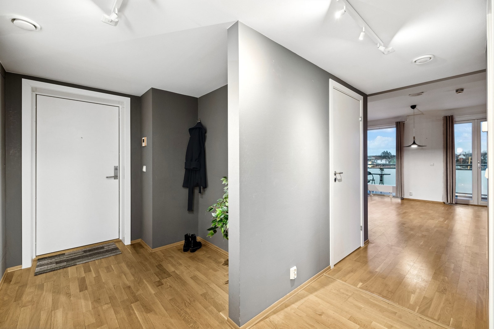 Entré med god plass til ønsket garderobeløsning Galleribilde