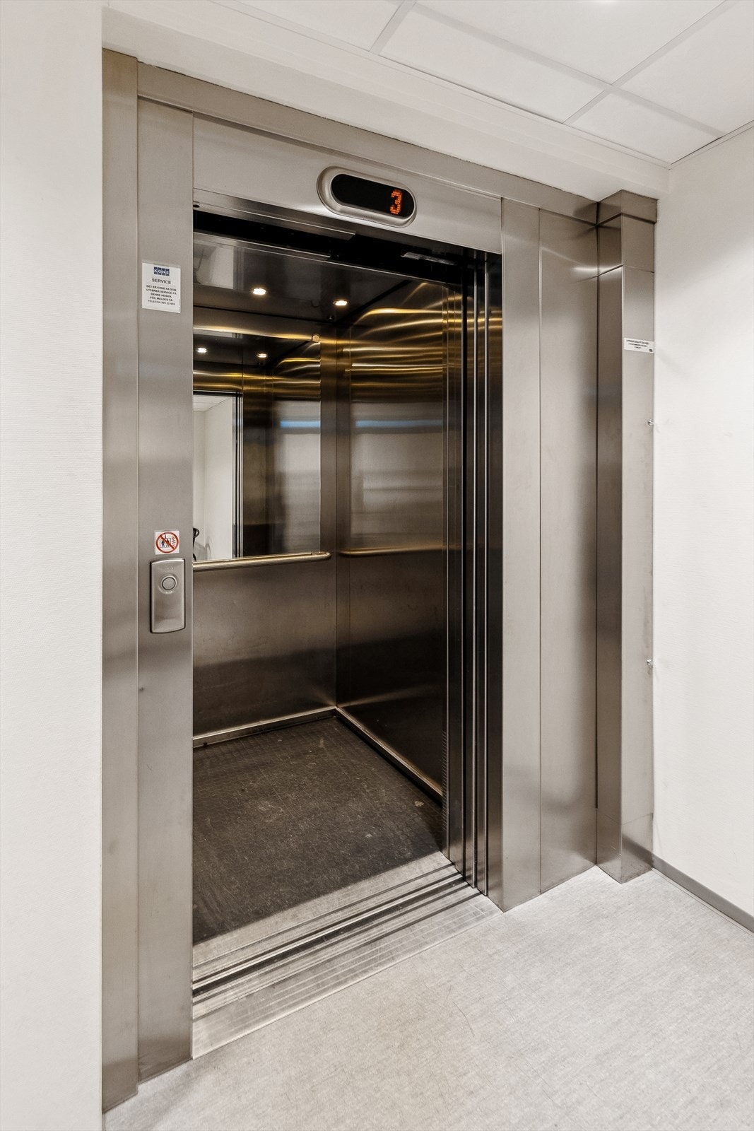 Heis rett utenfor inngangsdøren med direkte forbindelse til garasjeanlegget Galleribilde