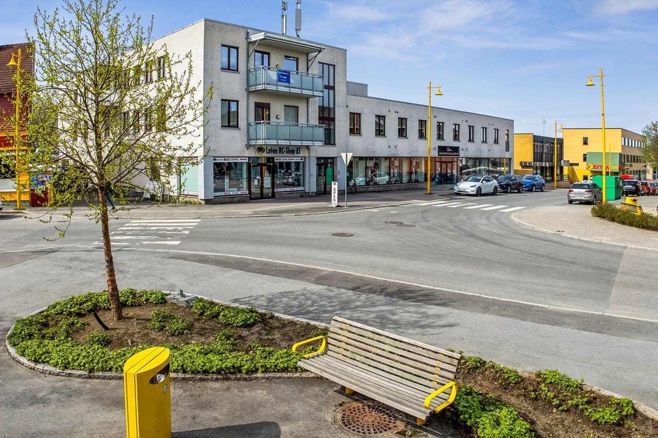 Midt i hjertet av Løten sentrum med gangavstand til alt - men og med 2 p-plasser i kjeller! Galleribilde