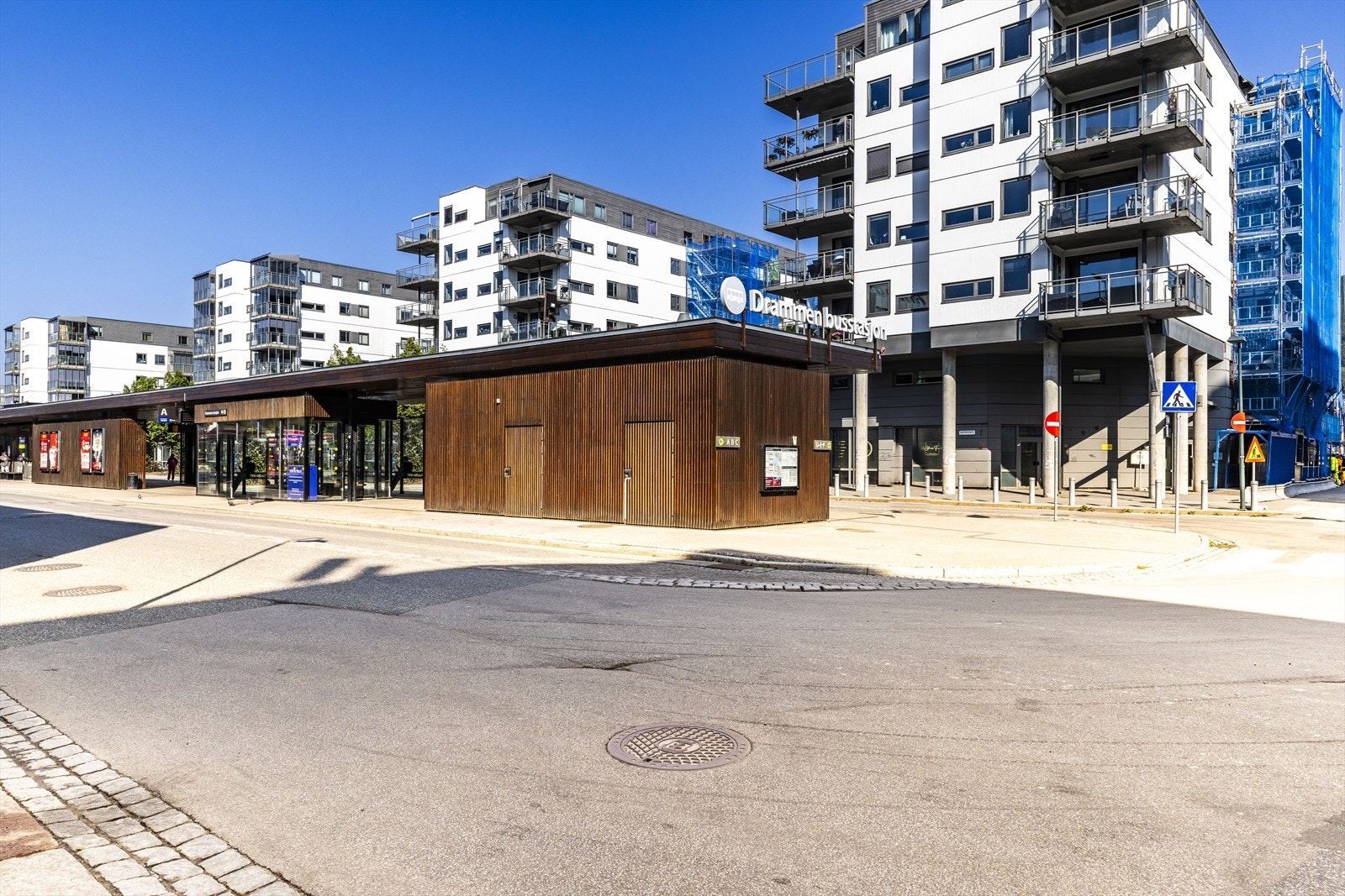 Knutepunkt for offentlig kommunikasjon med både buss og tog Galleribilde