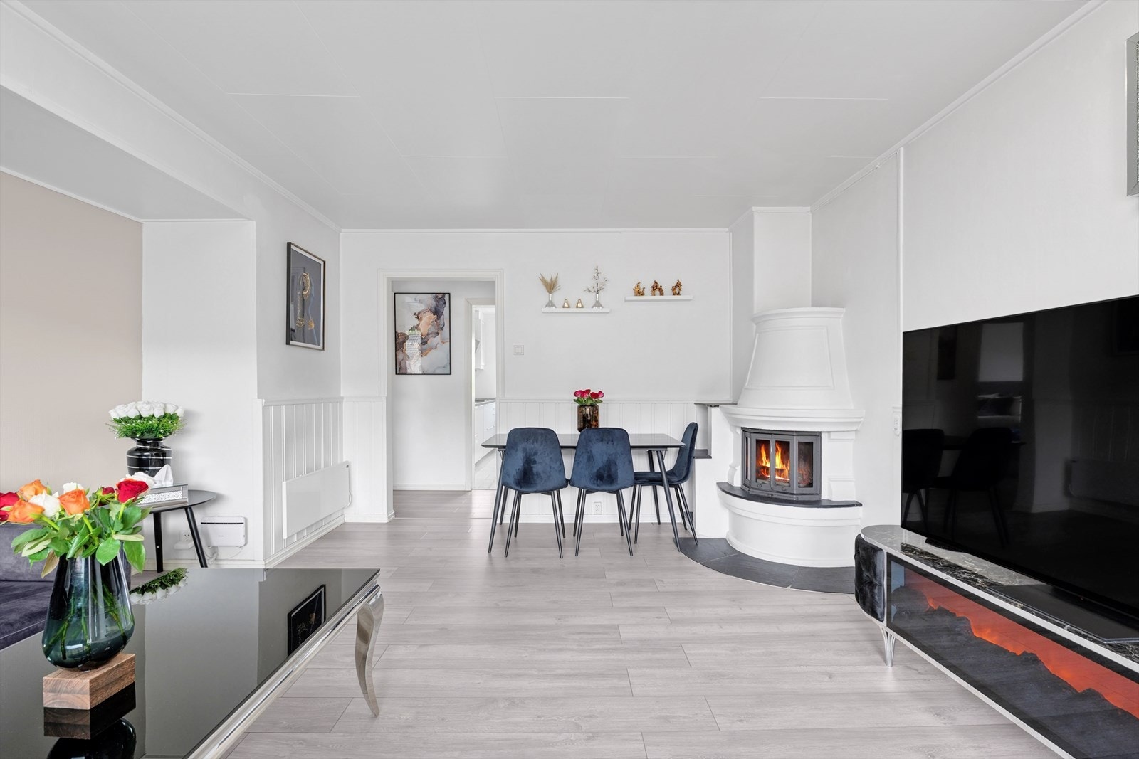 Stuen fungerer som boligens naturlige oppholdsrom med god plassutnyttelse. Galleribilde