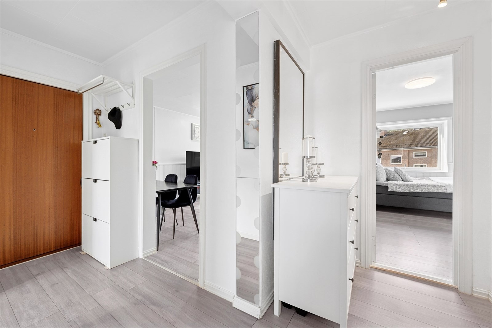 ENTRÉ | Entréen har en luftig og romslig utforming med god lengde og naturlig tilgang til boligens øvrige rom. Galleribilde