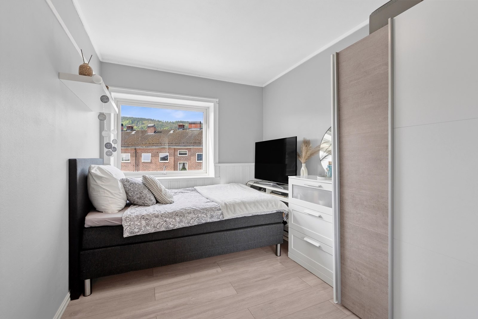 HOVEDSOVEROM | Hovedsoverommet er av god størrelse og har plass til dobbeltseng, nattbord og garderobeskap. Galleribilde