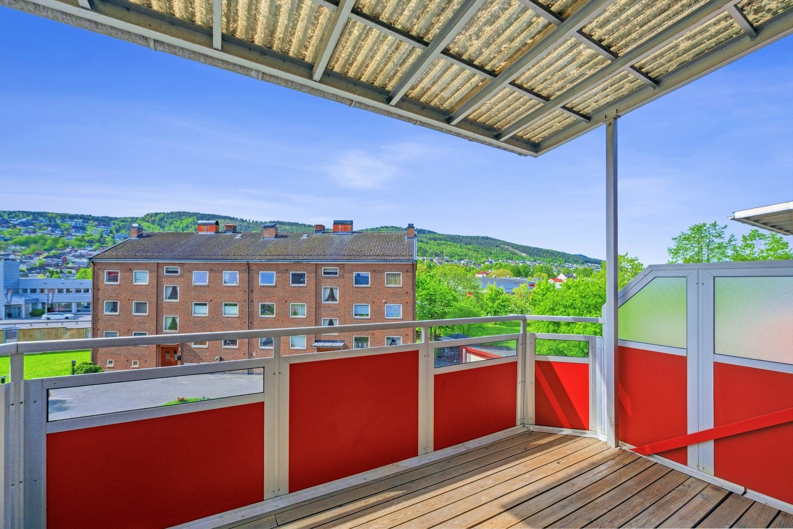 Balkongen vender mot rolige fellesarealer og får gode solforhold fra ettermiddagen - særlig i sommerhalvåret og gjennom kvelden. Galleribilde
