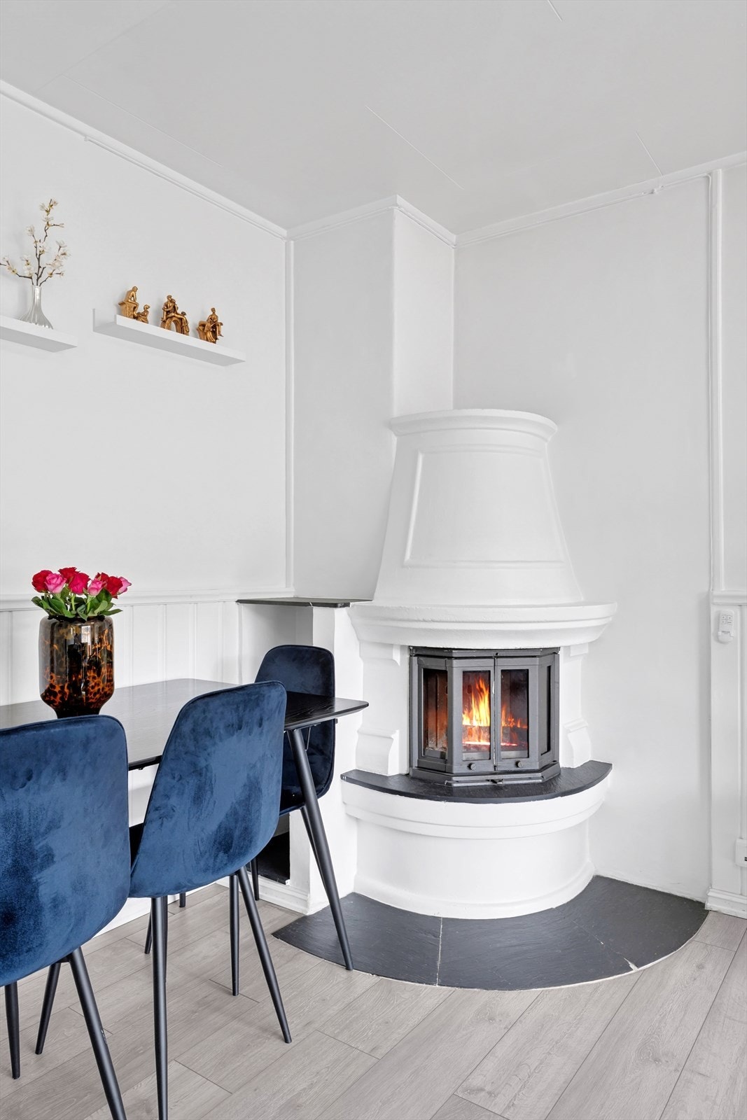 Peisen gir en lun og behagelig atmosfære og benytter pipeløpet som ble rehabilitert av borettslaget i 2024. Galleribilde