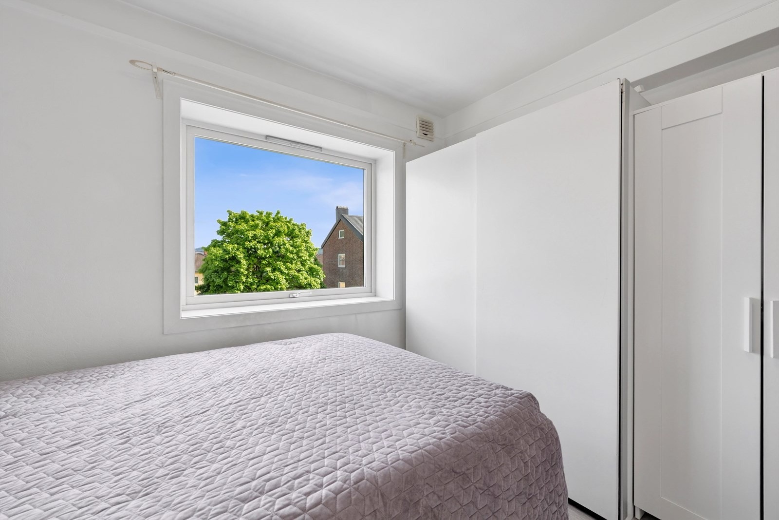 Det andre rommet egner seg utmerket som barnerom, gjesterom eller kontor, etter ønske. Galleribilde