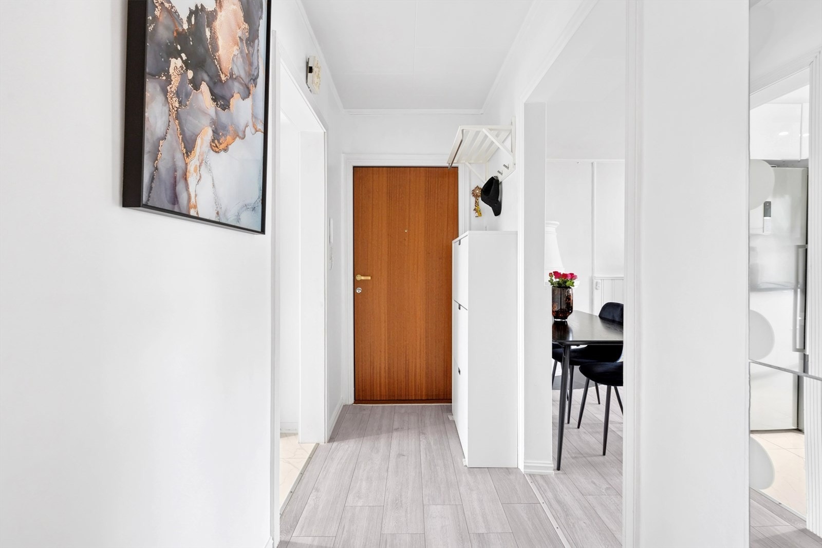 Her er det er godt med plass til oppheng og oppbevaring av yttertøy. Galleribilde