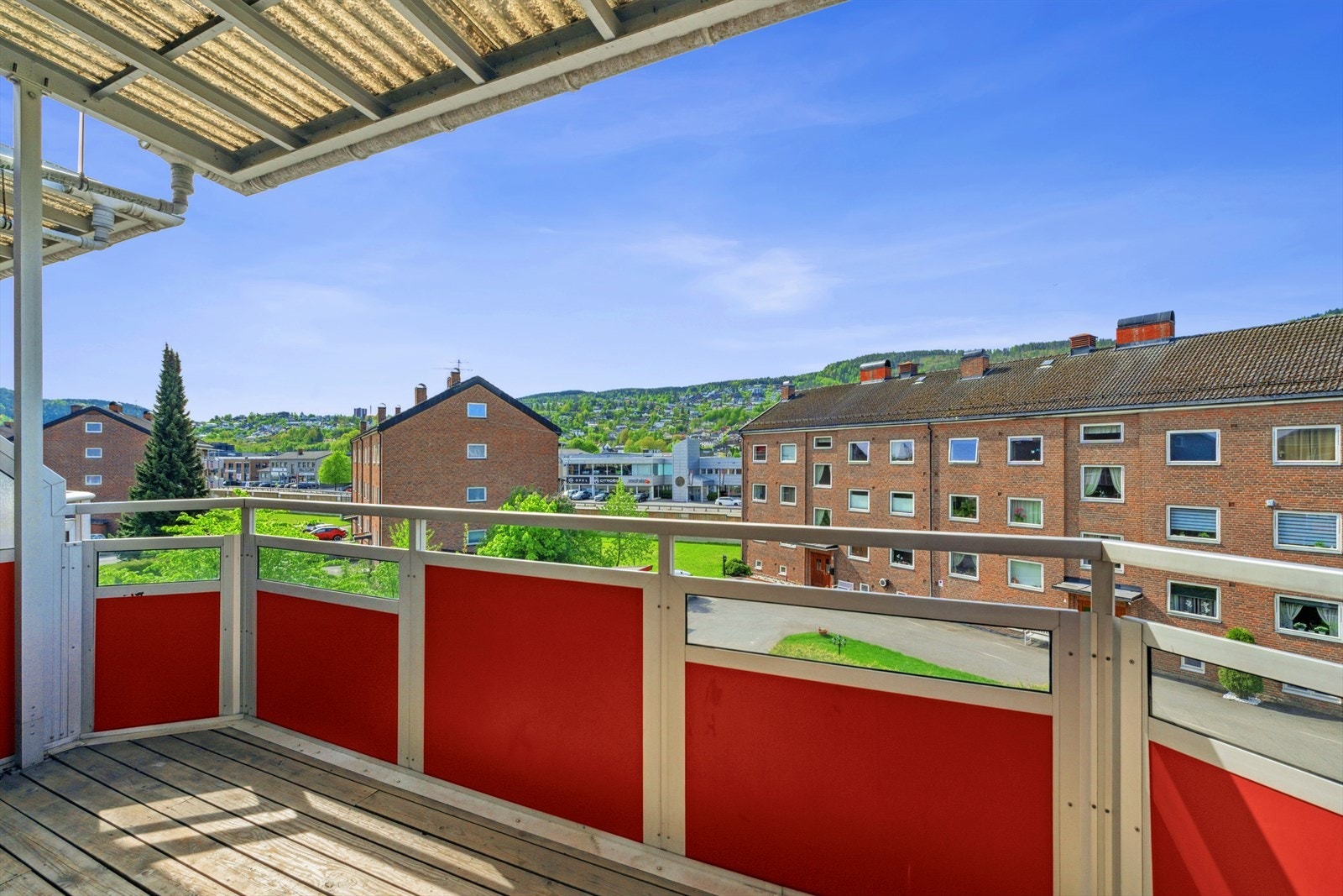 BALKONG 8 m²| Fra stuen er det utgang til en sør-vestvendt balkong på Ca. 8 m². Galleribilde