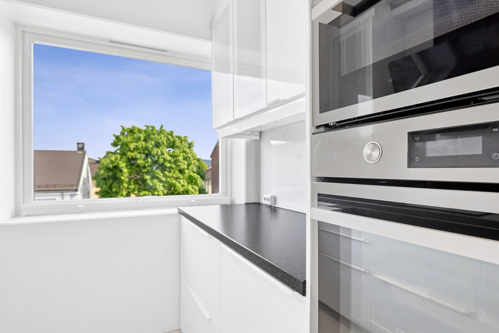 Kjøkkenet har godt med benkeplass og naturlig lysinnslipp fra vindu. Galleribilde