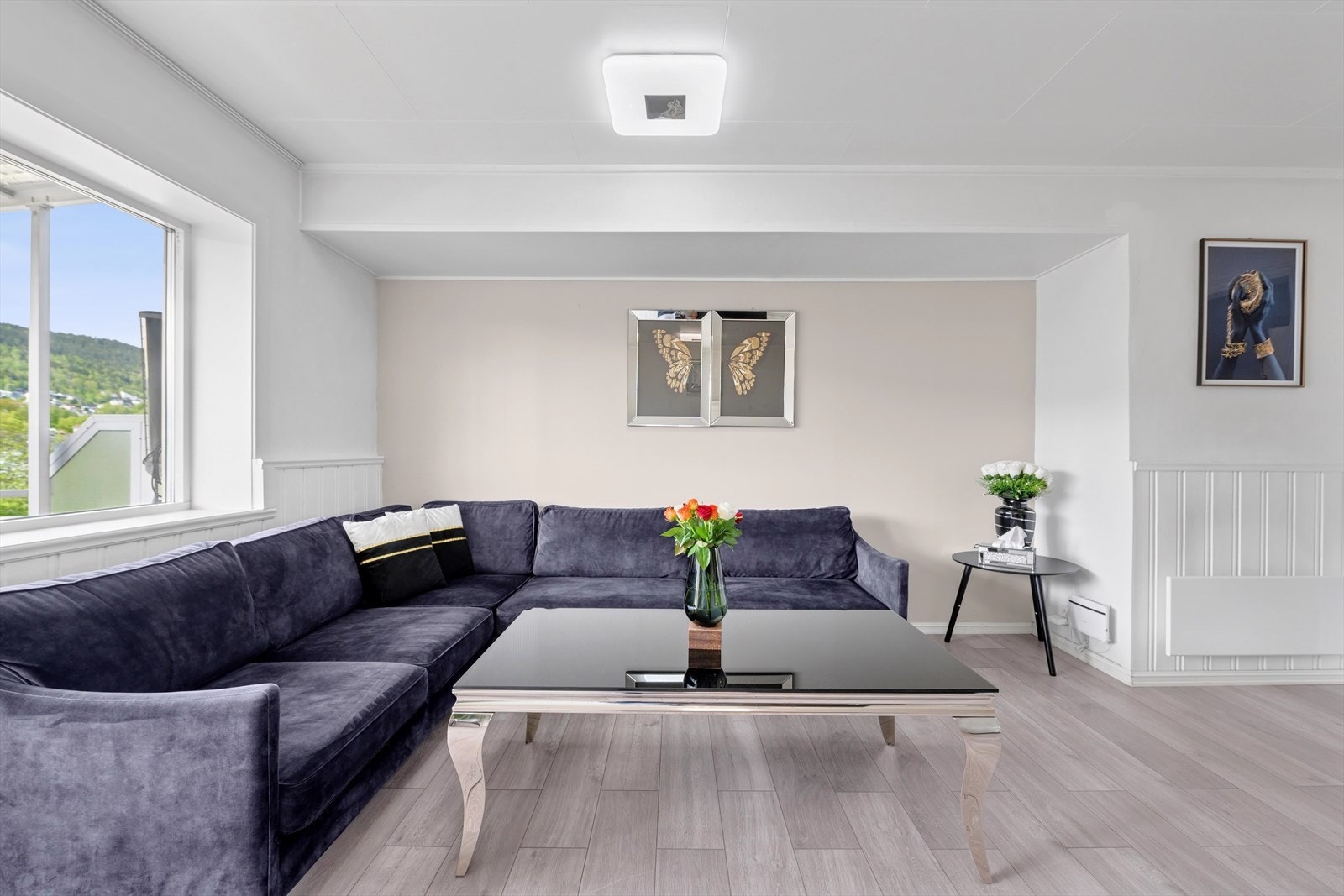 Rommet har en fleksibel planløsning med god plass til både sofagruppe og spisebord. Galleribilde