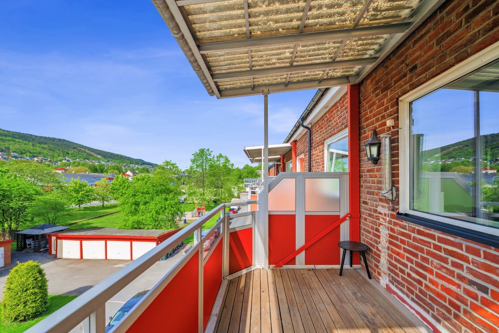 En skjermet uteplass som egner seg godt til sesongbruk og møblering etter ønske. Galleribilde