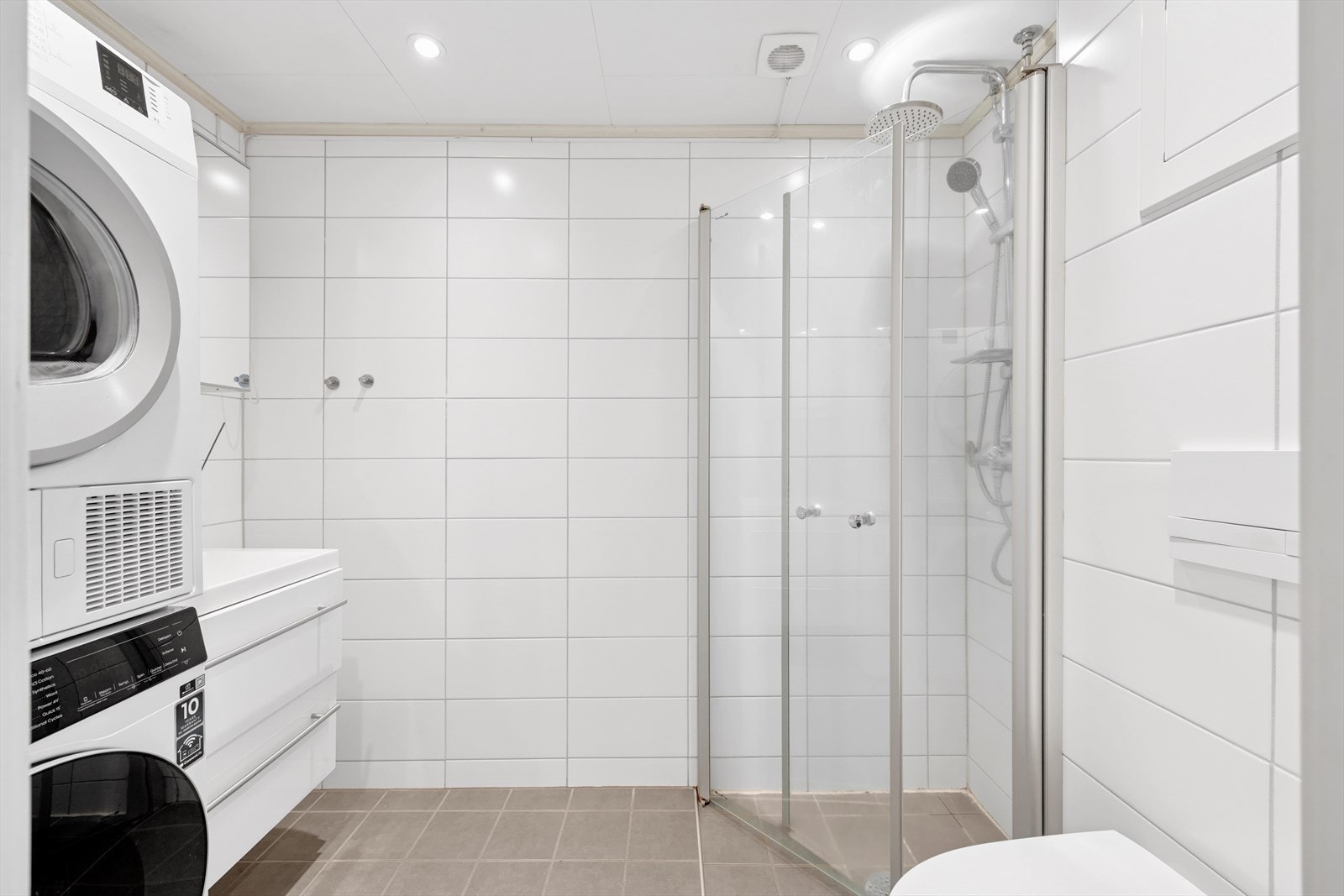 BAD 2015 | Badet ble renovert i regi av borettslaget i 2015. Flislagt gulv-/veggflater, gulv med varmekabler, himling med malte takess og innfelte downlights. Galleribilde