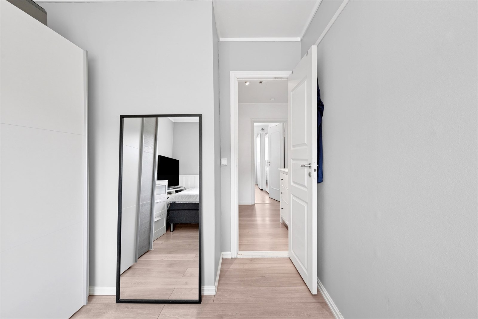 Overflatene ble fornyet samtidig med stuen, med laminatgulv og malte vegger i lyse fargetoner. Galleribilde