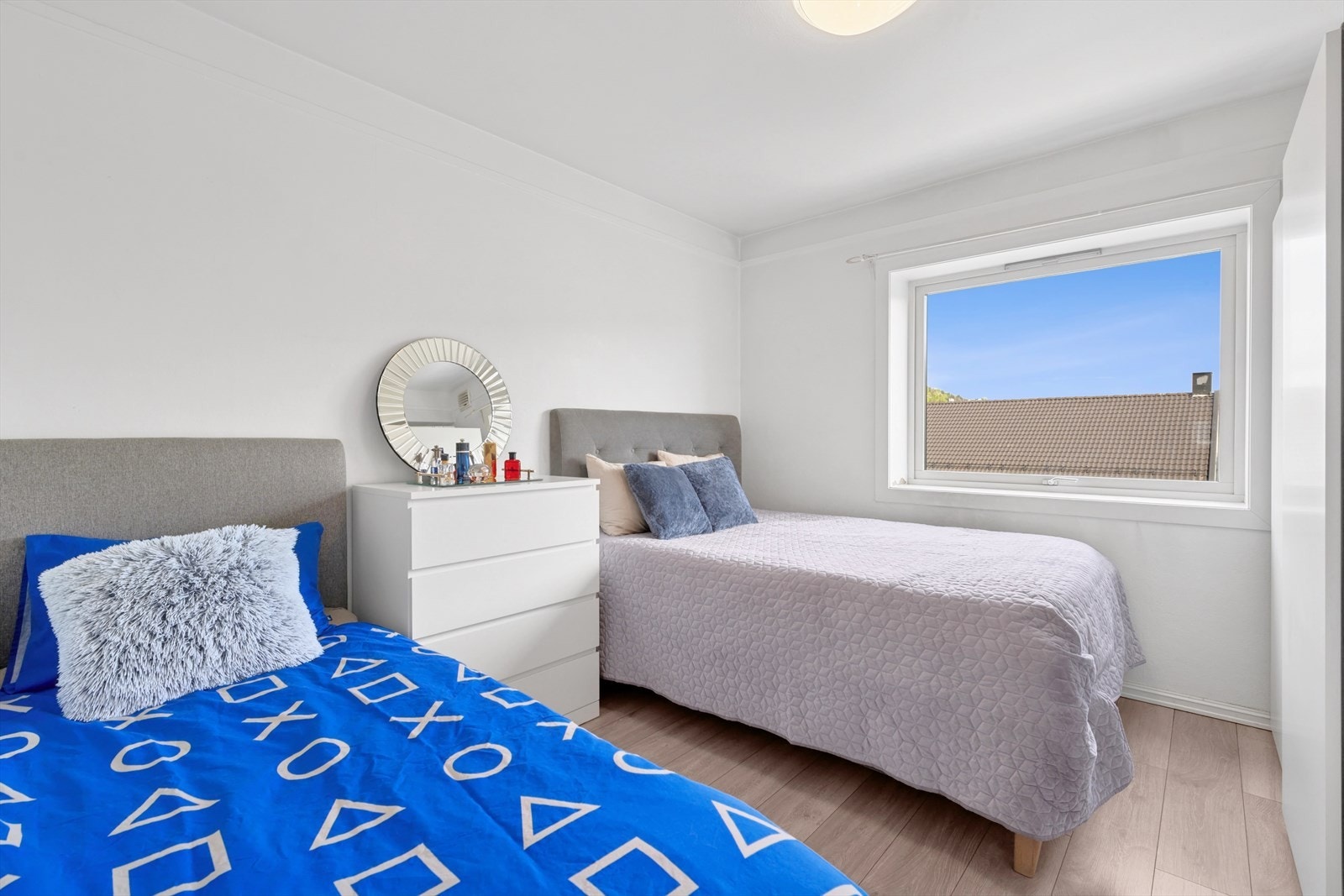 SOVEROM | Begge soverom har store vinduslfater som gir godt med dagslys. Det er utsyn mot rolige omgivelser. Galleribilde