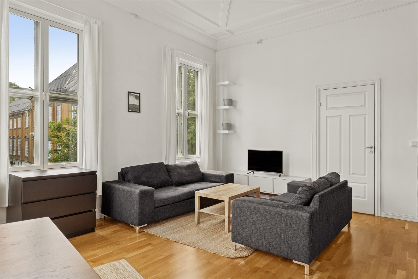 Stuen er malt opp i lyse farger og har svært god takhøyde. Galleribilde