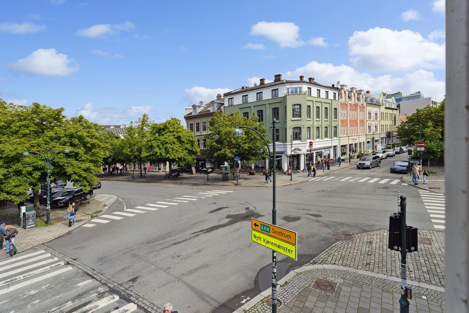 Utsikt fra stuevindu - krysset mellom Munkegata og Dronningens Gate. Galleribilde
