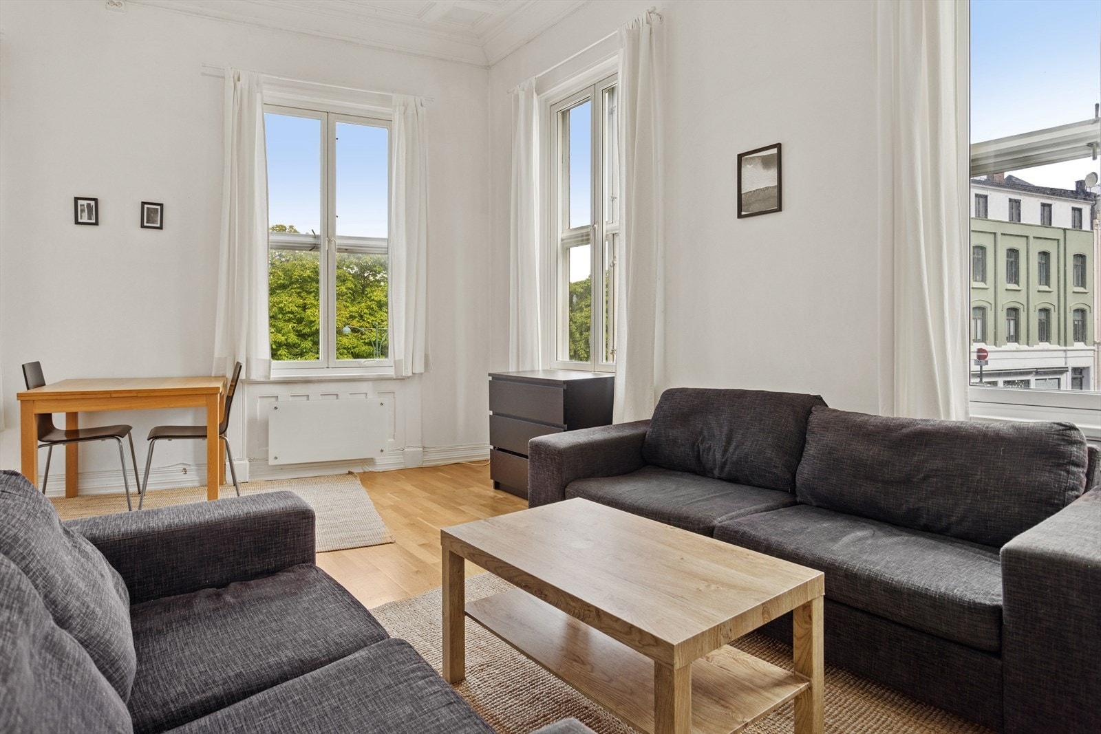 Leiligheten har en romslig stue med åpen kjøkkenløsning og rikelig med vinduer ut mot sentrum. Galleribilde