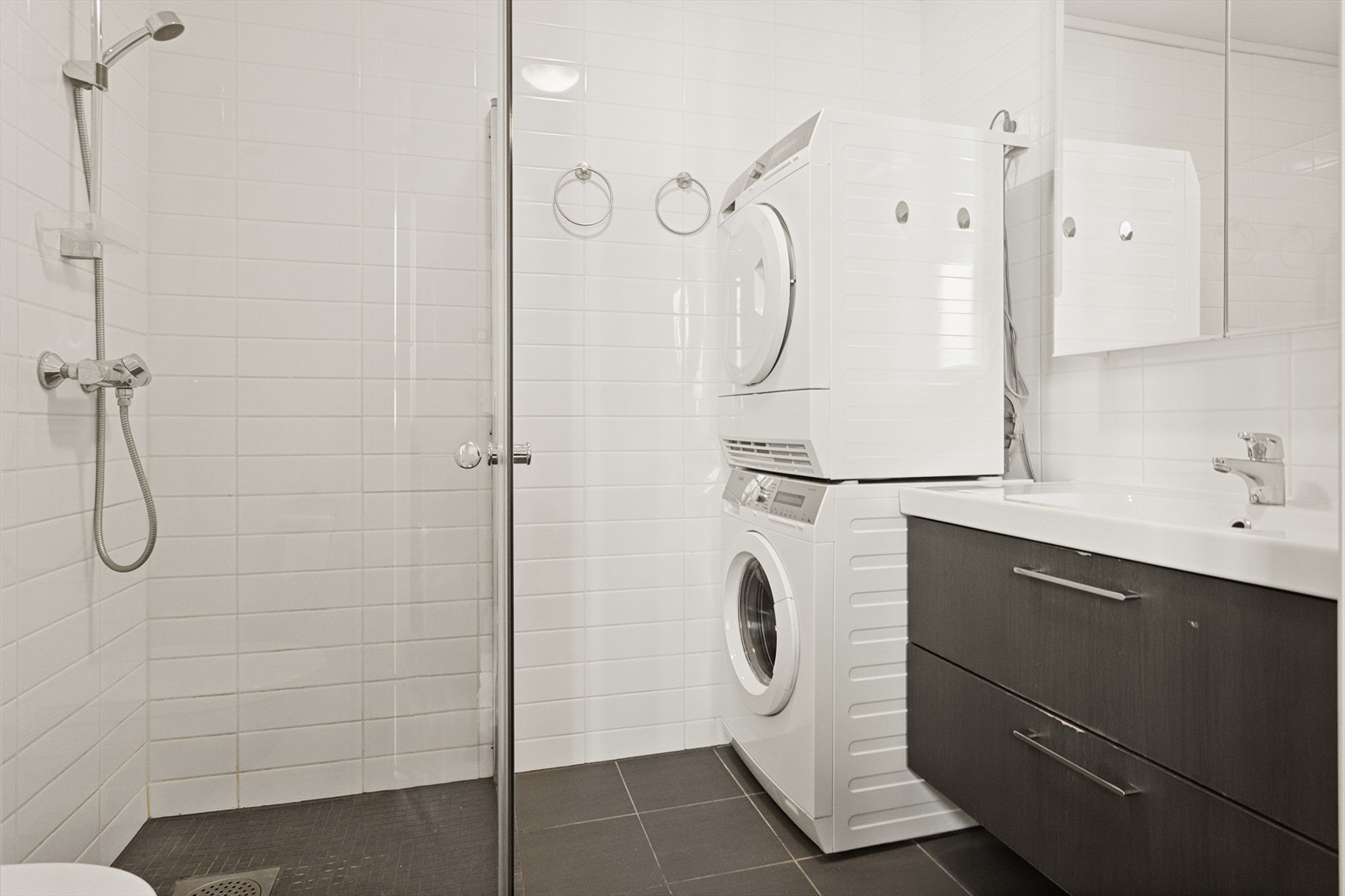 Baderommet er ca 3,8 m² og har flis på gulv og vegg, malt slett himling. Galleribilde