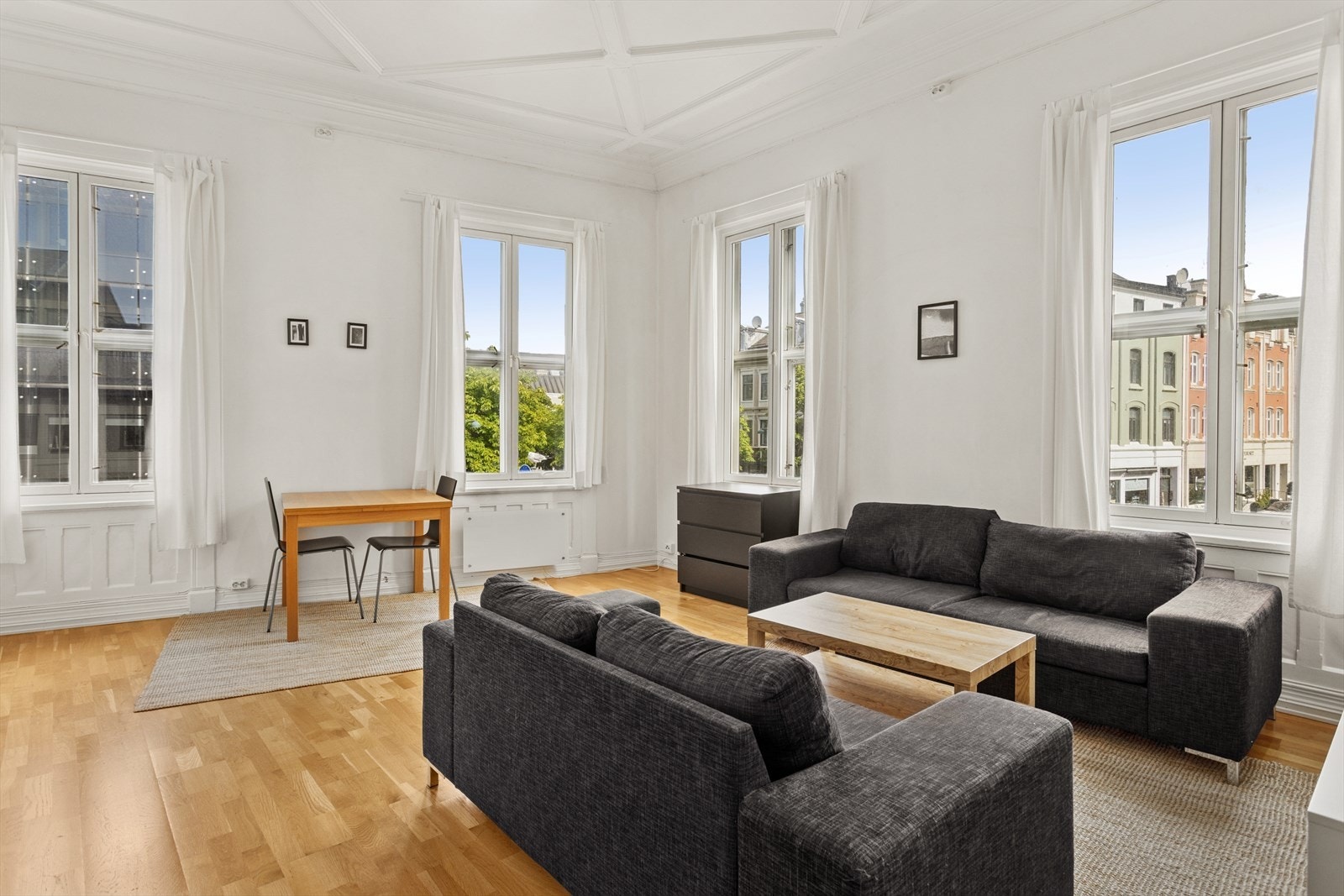 DNB Eiendom v/Jørgen Bratberg Michaelsen tlf. 47613726 ønsker deg velkommen til andre etasje i Munkegata 46B. Galleribilde