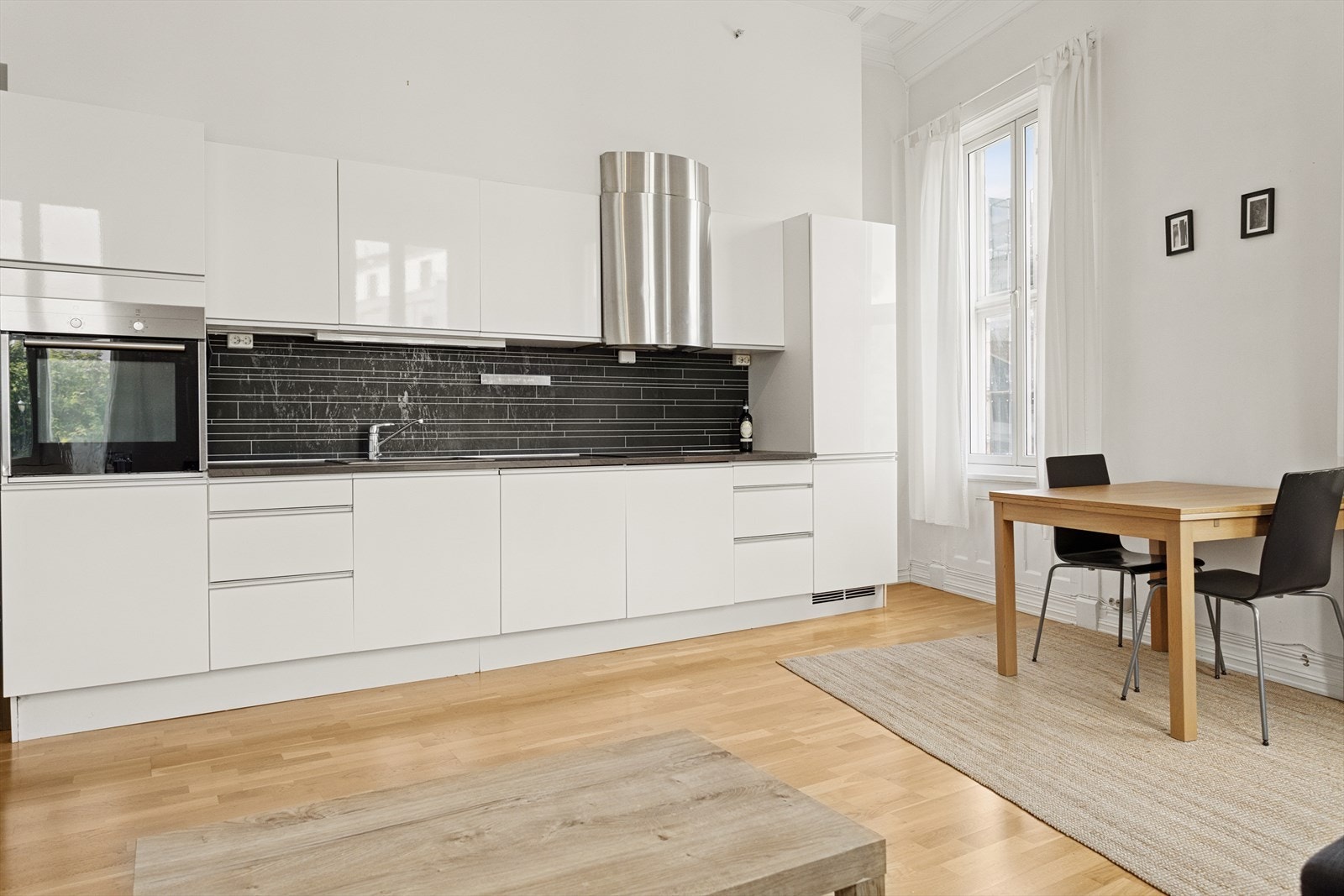 Kjøkkenet har rikelig med skap- og benkeplass. Mekanisk avtrekk. Galleribilde