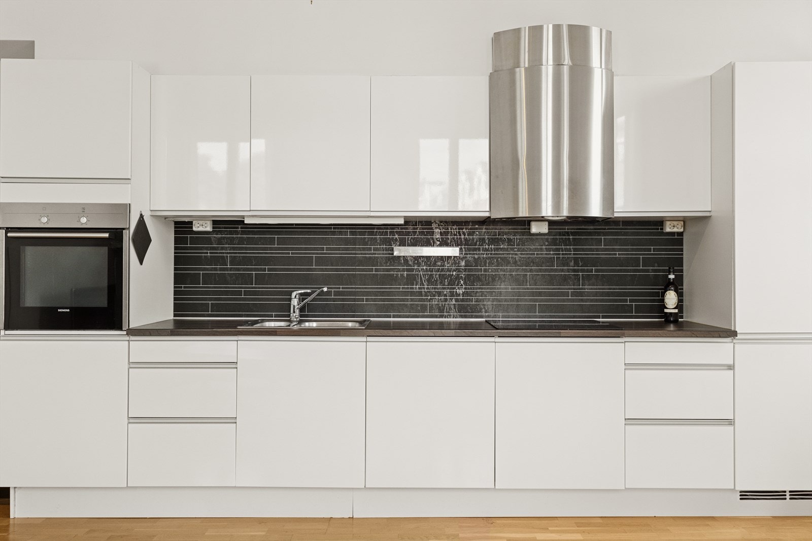 Kjøkkenet har integrert kombiskap, oppvaskmaskin, platetopp, stekeovn og ventilator. Galleribilde